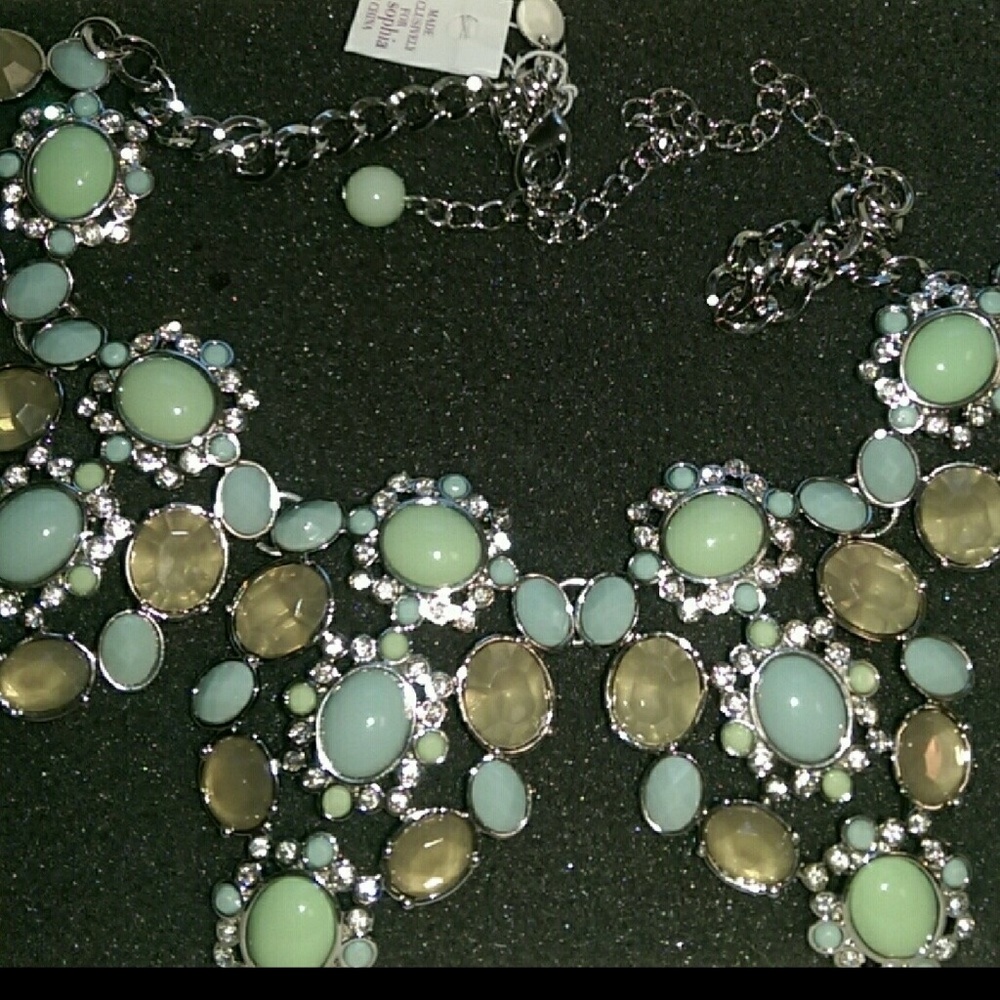 Statement necklace and earrings - Picture 3 of 4